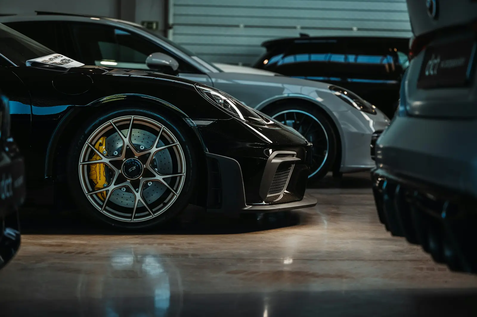 Pormenor de jante e travões de um desportivo numa garagem