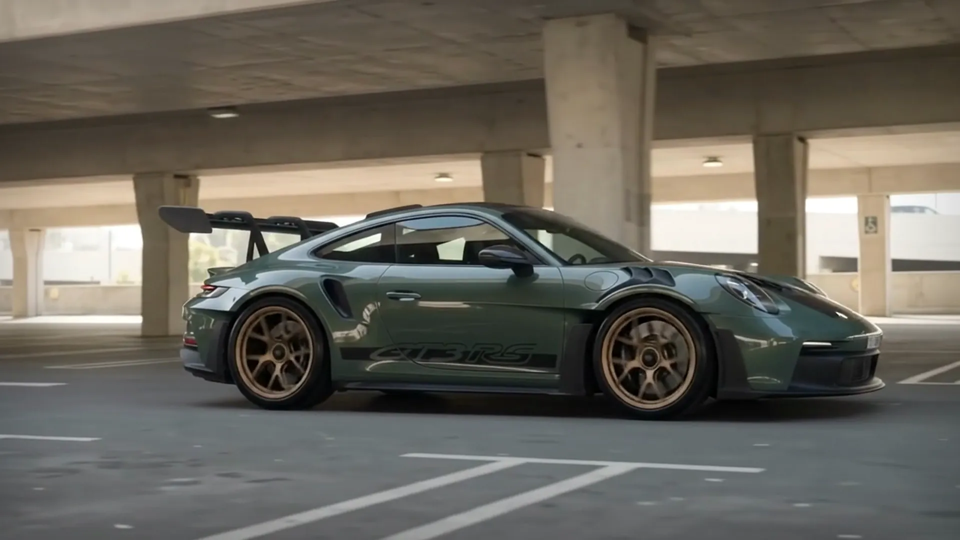 Porsche 911 GT3 RS verde parado num parque de estacionamento